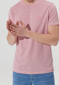 AC&CO / ALTINYILDIZ CLASSICS Print T-shirt - red