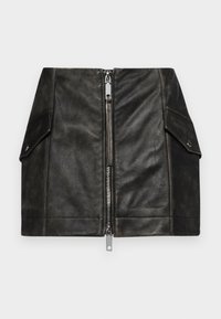 Gonna mini in pelle nera con zip frontale, due tasche laterali e una texture liscia. Presenta cuciture rinforzate e un design strutturato.