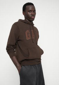 GAP CORE ARCH - Mikina - ground