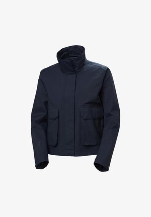 Granatowa wodoodporna kurtka z wysokim kołnierzem, przednimi kieszeniami z patkami, długimi rękawami i ukrytym zamkiem błyskawicznym z przodu.