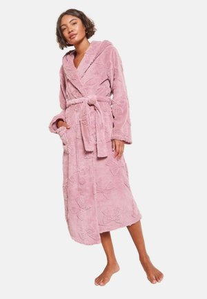 Pink, fluffy badekåbe med hætte, tekstureret blomsterdesign, lange ærmer og bælte. Har forlommer og en knælang pasform.