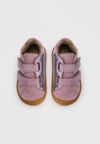 Zapatos de ante morado para niños con acentos metálicos en lavanda, que cuentan con dos tiras de velcro y una suela de goma marrón texturizada.