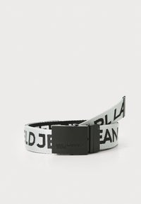 Hvit vevd belte med svart tekst "KARL LAGERFELD JEANS," med en matt svart metallspenne og glatt stoffstruktur.