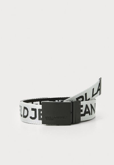Бял плетен колан с черен текст "KARL LAGERFELD JEANS", с матов черен метален катинар и гладка текстура на плат.