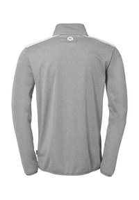 Grijze fleece jas voor heren met een staande kraag, lange mouwen, witte schouderaccenten en een logo op de rug. Soepele textuur, relaxte pasvorm.