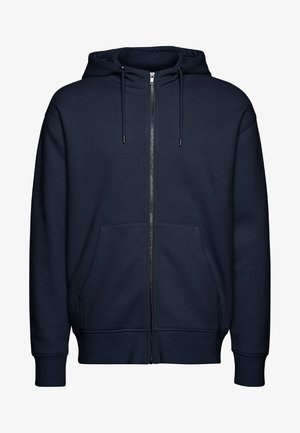 Marineblå hættetrøje med lynlås foran, forlommer, snørre i hætten samt ribkant ved ærmer og bund.