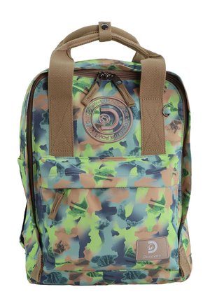 Mochila con patrón de camuflaje en tonos verdes, azules y marrones. Fabricada con tejido duradero, cuenta con dos bolsillos frontales con cremallera y asas color beige.