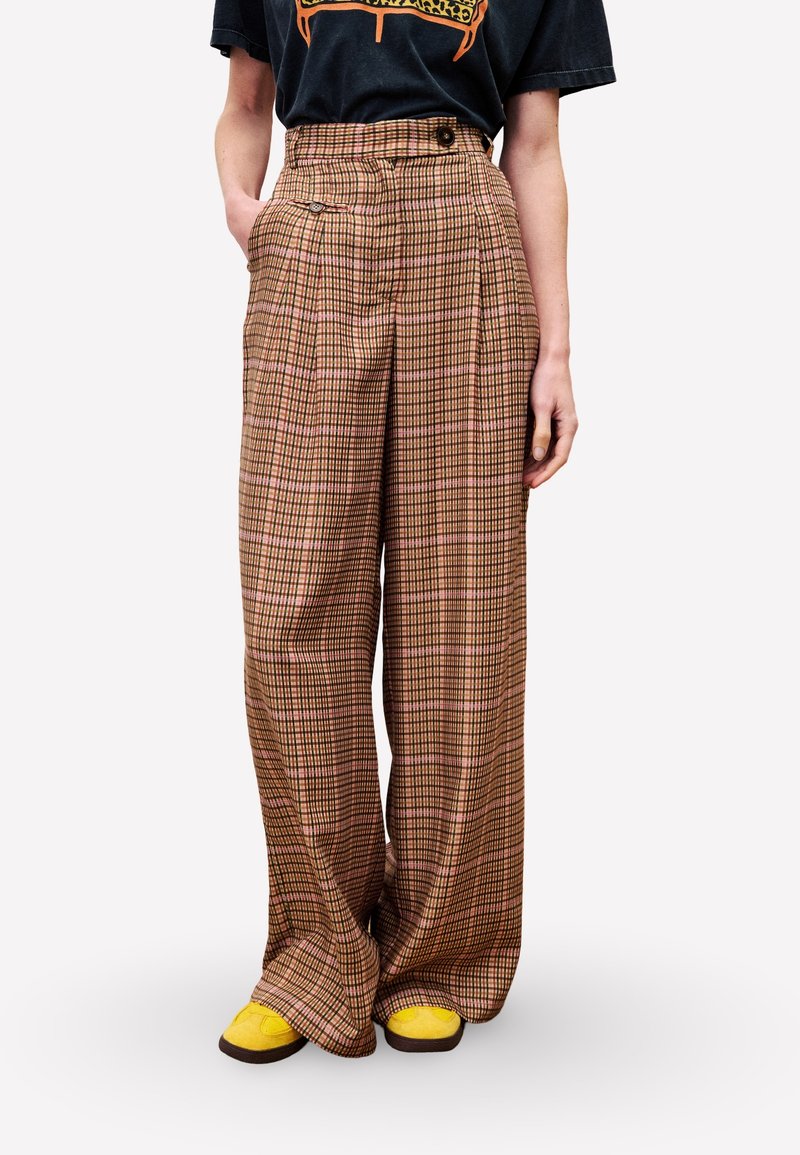 Geruite hoge taille broek met brede pijpen in bruin, roze en crèmekleurige tinten. Bevat voorplooien en een knoopsluiting.