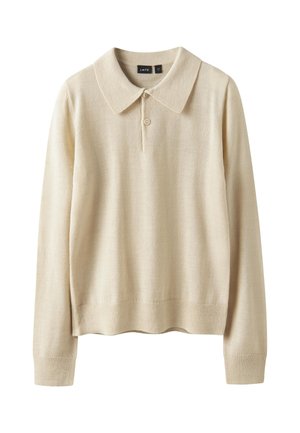 Suéter de polo de manga larga beige, hecho de tela suave. Presenta un cuello clásico, tapeta de tres botones y puños y dobladillo acanalados.