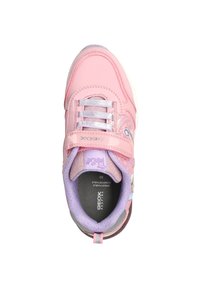 Zapatilla deportiva rosa con parte superior sintética, acentos texturizados, correas plateadas, diseño floral, suela acolchada y un logo de marca visible.
