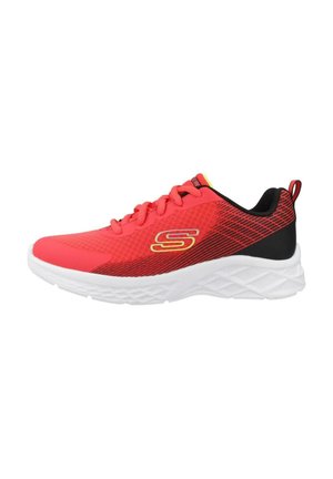 Zapato deportivo de malla roja con acentos negros y suela blanca. Presenta una superficie texturizada, punta redondeada y detalle del logotipo en el lateral.