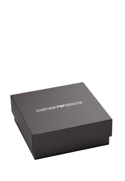 Sort rektangulær æske med hvidt Emporio Armani-logo og ørnemblem på det lukkede låg, isoleret på hvid baggrund.