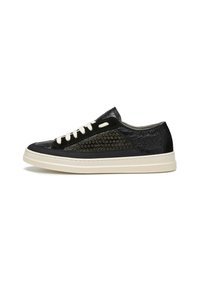 Basket en cuir noir avec un design perforé, lacets crème, semelle en caoutchouc blanche et accents texturés. Silhouette profil bas.