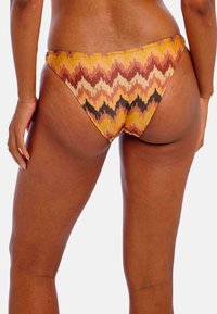 Bunte Bikinihose mit Zickzackmuster in Orangetönen, Braun und Creme, mit einem niedrig geschnittenen Schnitt und weicher Stofftextur.