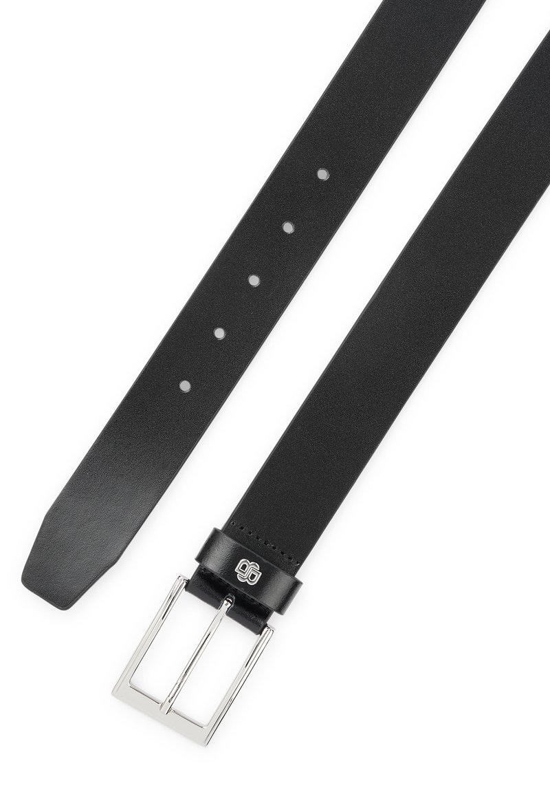 Ceinture en cuir noir avec une texture lisse, comportant cinq trous de réglage et une boucle rectangulaire en argent au design minimal.
