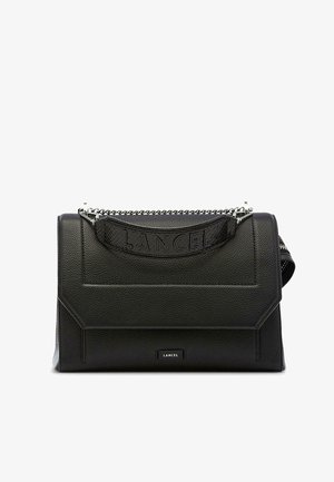 Sac à main en cuir noir avec une finition texturée, doté d'une poignée en chaîne en haut, du nom de la marque embossé et des éléments de design angulaires.