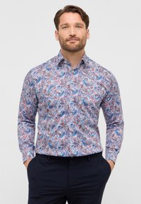 Langsleeve shirt in een meerkleurig paisleypatroon met tinten blauw, rood en wit. De stof is soepel met een klassieke kraag en knoopdetails.