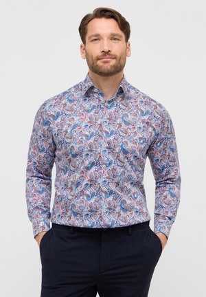 Langsleeve shirt in een meerkleurig paisleypatroon met tinten blauw, rood en wit. De stof is soepel met een klassieke kraag en knoopdetails.