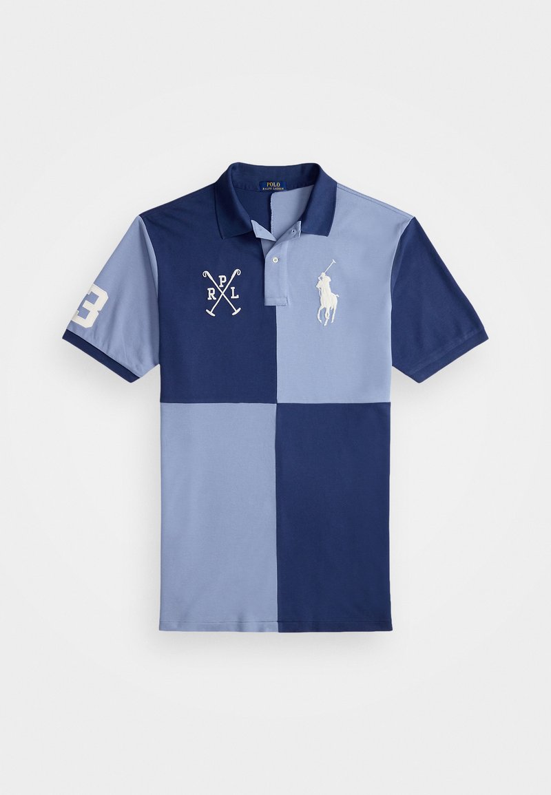 Polo tričko s krátkymi rukávmi v námorníckej modrej a svetlomodrých blokoch s vyšívanými prekríženými palicami, číslom "3" na rukáve a logom jazdca na hrudi.