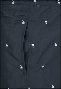 Urban Classics EMBROIDERY - Fürdőnadrág - palmtree midnighnavy/white