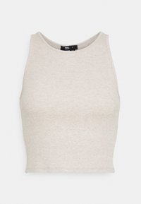 Beżowy, prążkowany, bezrękawnik typu crop top z okrągłym dekoltem i małą czarną metką wewnątrz kołnierzyka, prezentowany na białym tle.