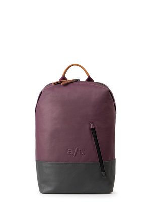 Zaino in pelle viola con una sezione inferiore grigia, dotato di manico superiore, tasca con zip e logo impresso nella parte anteriore.