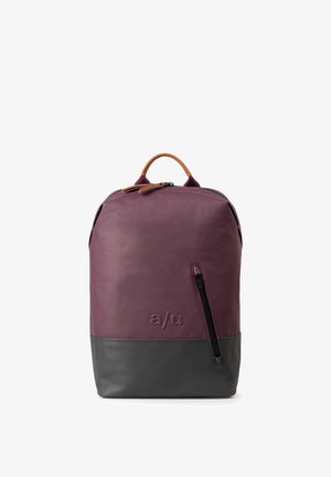 Lila Leder-Rucksack mit einem grauen unteren Abschnitt, ausgestattet mit einem oberen Tragegriff, einer Reißverschlusstasche und einem geprägten Logo auf der Vorderseite.