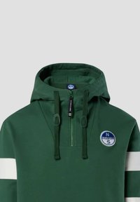 Felpa verde con mezza cerniera, coulisse e una patch rotonda con logo. Presenta strisce bianche sulle maniche e una texture di tessuto morbido.