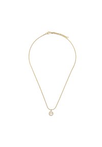 Złoty naszyjnik z cienką łańcuszkiem i okrągłym wisiorkiem o misternym wzorze z wycięciami. Gładka tekstura, minimalistyczny design.