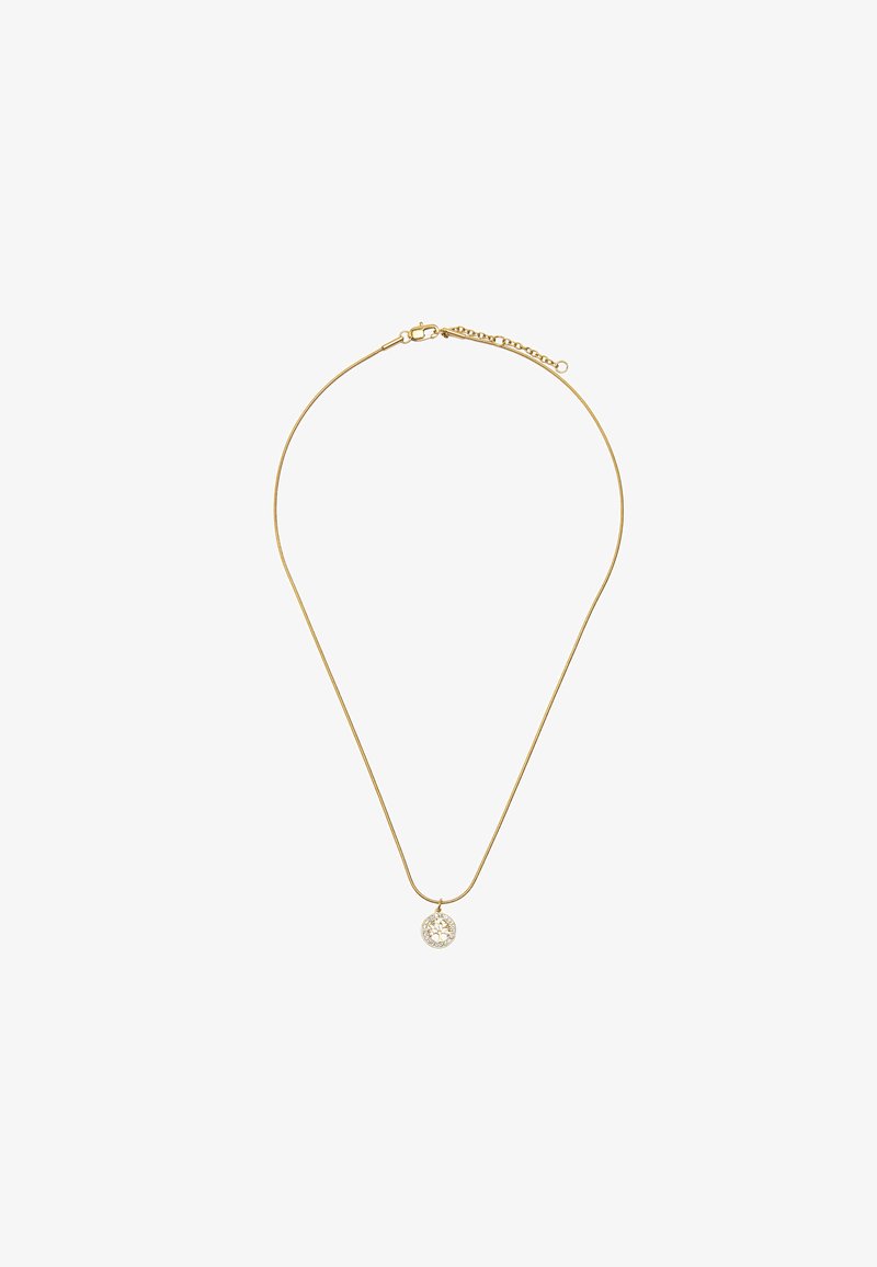 Złoty naszyjnik z cienką łańcuszkiem i okrągłym wisiorkiem o misternym wzorze z wycięciami. Gładka tekstura, minimalistyczny design.