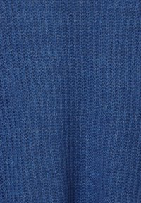 Blauwe gebreide stof met een ruwe textuur, met een open weefsel en subtiele variaties in tint. Zacht en lichtgewicht materiaal.