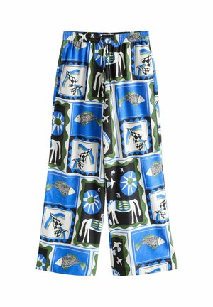 Pantaloni evazați albaștri, albi, verzi și negri, cu talie elastică, cu modele abstracte de pești, păsări, soare și cai în rame pătrate.