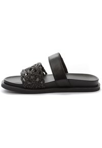 Infradito neri con tomaia in tessuto intrecciato e design a treccia, con un cinturino e una suola in pelle nera liscia.