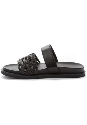 Sandales à glissière noires avec un dessus en textile tissé, un design tressé et une bride lisse en cuir noir, ainsi qu'une semelle noire.