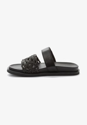 Sandales à glissière noires avec un dessus en textile tissé, un design tressé et une bride lisse en cuir noir, ainsi qu'une semelle noire.