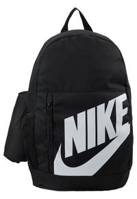 Sac à dos en nylon noir avec un grand logo Nike blanc, doté de deux compartiments zippés et d'une poche latérale en filet pour bouteilles d'eau.