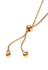 Zlatý náhrdelník s flexibilním řetízkem, který má posuvnou kuličku a dva visící kulaté korálky na koncích. Hladký, lesklý povrch.