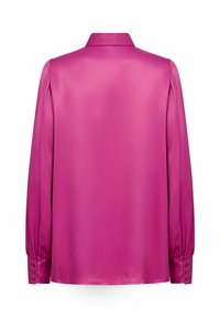 Hedvábná halenka s dlouhým rukávem v jasně růžové barvě. Disponuje špičatým límcem a knoflíkovými detaily na manžetách. Hladká textura s mírně volným střihem.