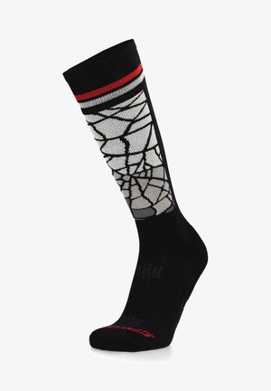 Chaussettes noires montantes avec un motif de toile d'araignée grise, une bande horizontale rouge en haut et une semelle texturée pour une meilleure adhérence.