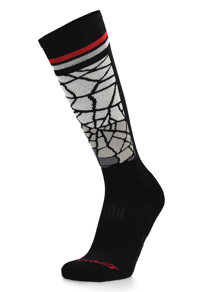 Schwarze knielange Socke mit grauem Spinnennetzmuster, rotem horizontalem Streifen am oberen Rand und strukturiertem Sohlenbereich für zusätzlichen Halt.