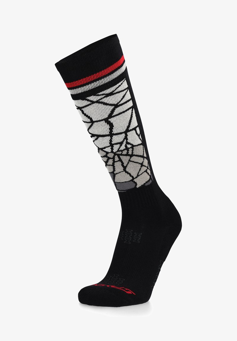 Schwarze knielange Socke mit grauem Spinnennetzmuster, rotem horizontalem Streifen am oberen Rand und strukturiertem Sohlenbereich für zusätzlichen Halt.