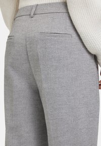 Grijze op maat gemaakte broeken van gestructureerde stof, met twee achterzakken en een recht model. Subtiel patroon verhoogt de visuele belangstelling.