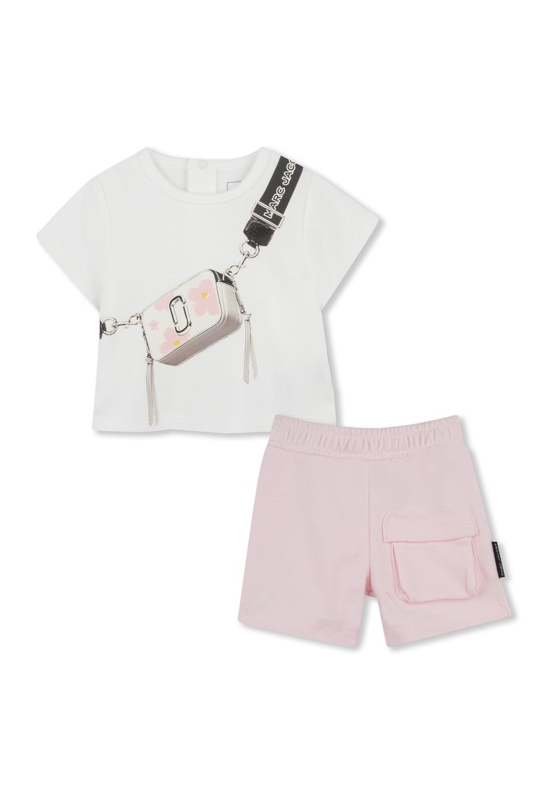 Witte kortemouwen shirt met een grafische print van een handtas met bloemaccenten. Lichtroze shorts met een elastische tailleband en een zijzak.