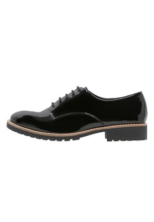 Chaussure Oxford à lacets en cuir verni noir avec un bout arrondi, une finition lisse et une semelle en caoutchouc marron contrastante avec des rainures antidérapantes.