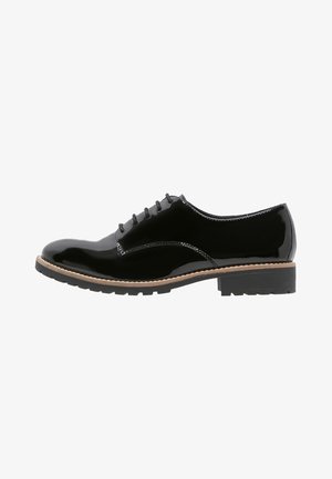 Chaussure Oxford à lacets en cuir verni noir avec un bout arrondi, une finition lisse et une semelle en caoutchouc marron contrastante avec des rainures antidérapantes.