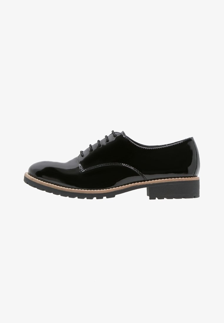 Chaussure Oxford à lacets en cuir verni noir avec un bout arrondi, une finition lisse et une semelle en caoutchouc marron contrastante avec des rainures antidérapantes.