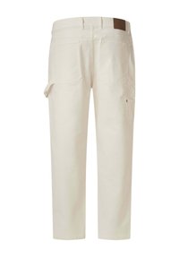 Beige cargo broek met een rechte snit, uitgerust met twee achterzakken en zijzakken voor gereedschap. Zachte katoenen stof en een tailleband met een bruine patch.