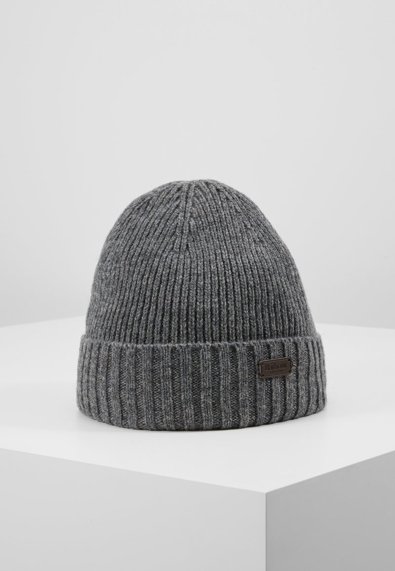 Bonnet en tricot gris avec un revers, texture côtelée, et une petite étiquette en cuir marron avec "Barbour" sur le côté.
