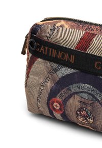 Borsetta cosmetica in tessuto texturizzato con design multicolore caratterizzato da scritte e motivi circolari, chiusura con zip e una tracolla nera con logo.
