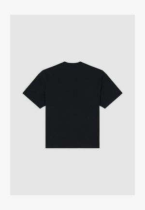 Černé bavlněné tričko s krátkými rukávy, kulatým výstřihem a rovný lem. Pohled zezadu ukazuje hladkou, nenápadnou texturu.